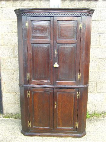 ANTIQUE FURNITURE WAREHOUSE - Antique Georgian Corner Cupboard Antique Georgian Corner Cupboard - George II mid 18th Century Full Height Oak Corner Cupboard - ANTIQUE FURNITURE WAREHOUSE - Antique Georgian Corner Cupboard
