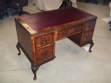 19th Century Antique Queen Anne Walnut Kneehole Writing Desk Antique kneehole desk - Queen Anne walnut kneehole writing desk - 19th Century Antique Queen Anne Walnut Kneehole Writing Desk