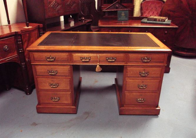 ANTIQUE FURNITURE WAREHOUSE - Antique Victorian Desk - Oak Pedestal Antique Victorian Desk - Oak Pedestal Desk Of Maples & Co Design 4 Feet 6 Inches Wide - ANTIQUE FURNITURE WAREHOUSE - Antique Victorian Desk - Oak Pedestal